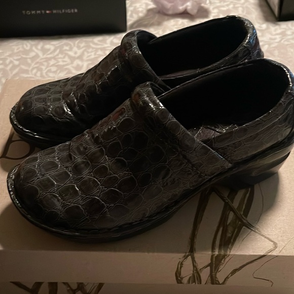 Nursing shoes super comfortable. - Picture 1 of 3